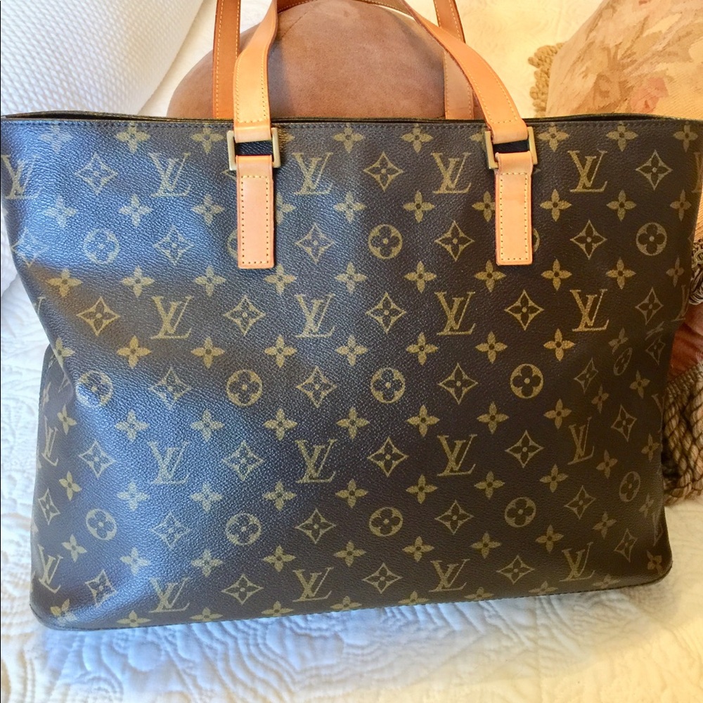 Louis Vuitton Luco tote with zipper closure. Monogram canvas
